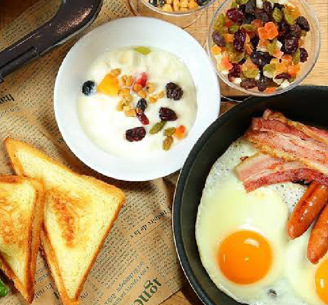 地元産のソーセージや玉子、チーズなど