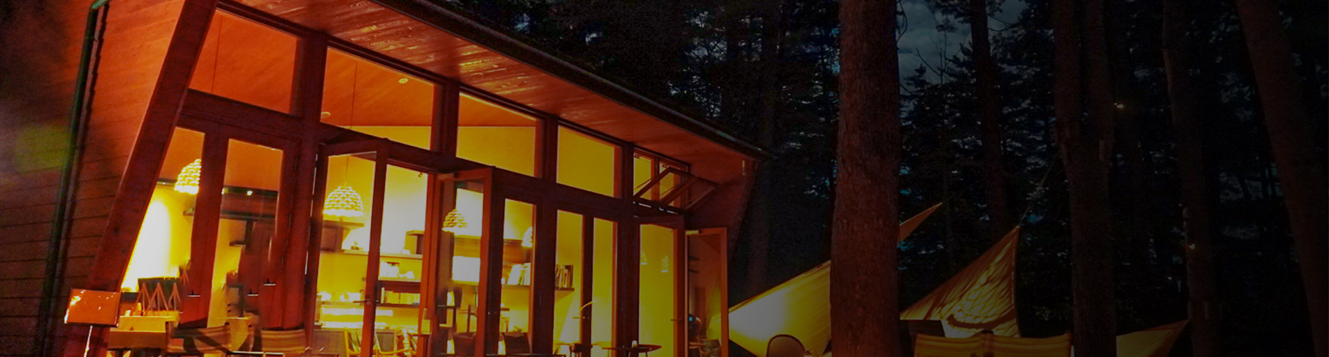 夜のグランピア外観