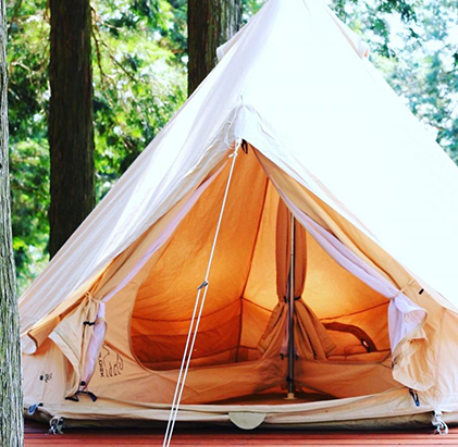 森の中の白いテント